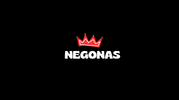 Mulher negra com a calcinha de lado sentando gostoso na pica.